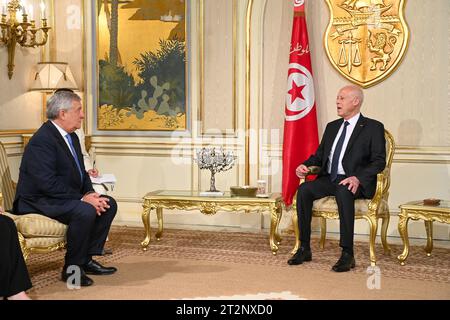 (231020) -- TUNIS, 20. Oktober 2023 (Xinhua) -- tunesischer Präsident Kais Saied (R) trifft sich am 20. Oktober 2023 in Tunis, Tunesien mit dem stellvertretenden Ministerpräsidenten und Außenminister Antonio Tajani. Tunesien und Italien haben am Freitag eine Vereinbarung unterzeichnet, um den legalen Fluss tunesischer Einwanderer nach Italien besser zu steuern, so eine Erklärung des tunesischen Außenministeriums. (Tunesischer Ratsvorsitz/Handout via Xinhua) Stockfoto
