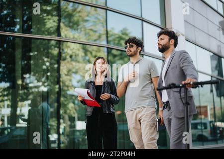 Ein erfolgreiches Geschäftsteam diskutiert Budgetmanagement, Wettbewerbsanalysen und Vertriebsstrategien für eine erfolgreiche Expansion. Stockfoto