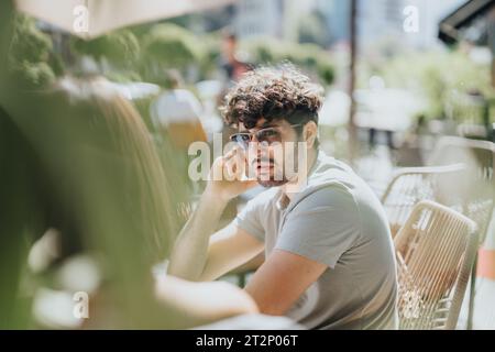 In einer Stadt diskutieren Geschäftsleute Herausforderungen, analysieren Budgets und planen Wachstum. Sie arbeiten zusammen, entwickeln Innovationen und entwickeln Strategien für den Erfolg. Stockfoto