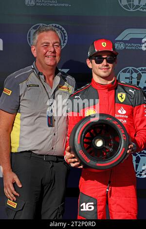 Austin, USA. Oktober 2023. Charles Leclerc (MON) Ferrari erhält die Pirelli Pole Position Aqard von Mario Isola (ITA) Pirelli Racing Manager (links). Formel-1-Weltmeisterschaft, Rd 19, großer Preis der Vereinigten Staaten, Freitag, 20. Oktober 2023. Circuit of the Americas, Austin, Texas, USA. 20.10.2023. Formel-1-Weltmeisterschaft, Rd 19, Grand Prix der Vereinigten Staaten, Austin, Texas, USA, Qualifikationstag der Fotoguthaben sollte lauten: XPB/Press Association Images. Quelle: XPB Images Ltd/Alamy Live News Stockfoto