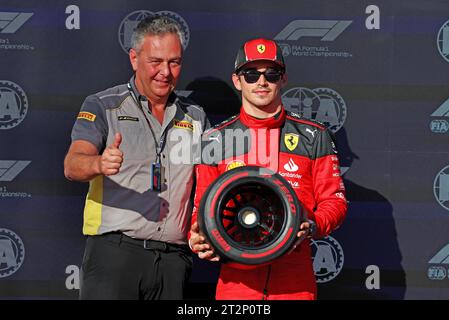 Austin, USA. Oktober 2023. Charles Leclerc (MON) Ferrari erhält die Pirelli Pole Position Aqard von Mario Isola (ITA) Pirelli Racing Manager (links). Formel-1-Weltmeisterschaft, Rd 19, großer Preis der Vereinigten Staaten, Freitag, 20. Oktober 2023. Circuit of the Americas, Austin, Texas, USA. 20.10.2023. Formel-1-Weltmeisterschaft, Rd 19, Grand Prix der Vereinigten Staaten, Austin, Texas, USA, Qualifikationstag der Fotoguthaben sollte lauten: XPB/Press Association Images. Quelle: XPB Images Ltd/Alamy Live News Stockfoto