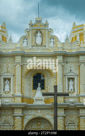Guatemala, La Antigua - 20. Juli 2023: Klosterkirche Nuestra Senora de la Merced. Fassadendetail mit Statuen: St. Peter Nolasco oben, unter Jungfrau Stockfoto