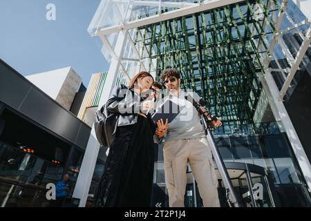 Das Business Team analysiert Projektkosten, diskutiert neue Möglichkeiten, plant Expansionsstrategien und arbeitet mit Partnern in einer Stadt zusammen. Stockfoto