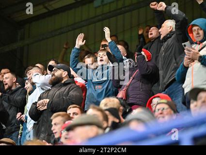 Fans der Doncaster Rovers feuern ihr Team an, während des Spiels der Sky Bet League 2 Tranmere Rovers gegen Doncaster Rovers im Prenton Park, Birkenhead, Großbritannien, 20. Oktober 2023 (Foto: Cody Froggatt/News Images) Stockfoto