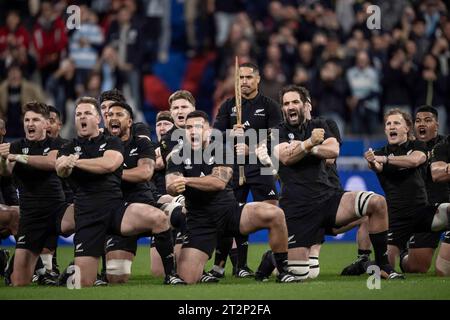 Neuseelands Spieler führen das Haka vor dem Halbfinalspiel der Rugby-Weltmeisterschaft 2023 zwischen Argentinien und Neuseeland am 20. Oktober 2023 im Stade de France in Saint-Denis, am Stadtrand von Paris, auf.Foto: Eliot Blondet/ABACAPRESS.COM Credit: Abaca Press/Alamy Live News Stockfoto