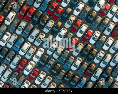 Nagelneue Autos stehen am Hafen. Stockfoto