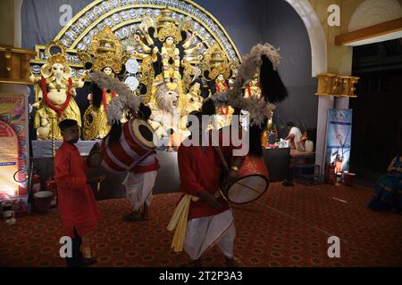 Kalkutta, Westbengalen, Indien. Oktober 2023. Abendliche Rituale der jährlichen mehrtägigen Gemeindeverehrung der hinduistischen Göttin Durga, wo Dhakis vor der Göttin Durga auf dem glückverheißenden Shashthi Tithi tanzen. Die Durga Puja im Herbst ist das größte mehrtägige jährliche Hindu-Festival im Nordosten Indiens. (Kreditbild: © Biswarup Ganguly/Pacific Press via ZUMA Press Wire) NUR REDAKTIONELLE VERWENDUNG! Nicht für kommerzielle ZWECKE! Stockfoto