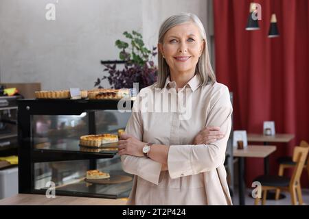 Porträt einer glücklichen Geschäftsinhaberin in ihrem Café Stockfoto