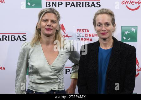 Rom, Italien. Oktober 2023. Svetlana Zill und Alexis Bloom nehmen an einem Fotocall für den Film â&#x80;&#x9c;Catching Fire: The Story of Anita Pallenbergâ&#x80;&#x9d; während der 18. Ausgabe des Filmfestivals in Rom, 20. Oktober 2023, Auditorium Parco della Musica, Rom, Italien Credit: Independent Photo Agency/Alamy Live News Teil Stockfoto