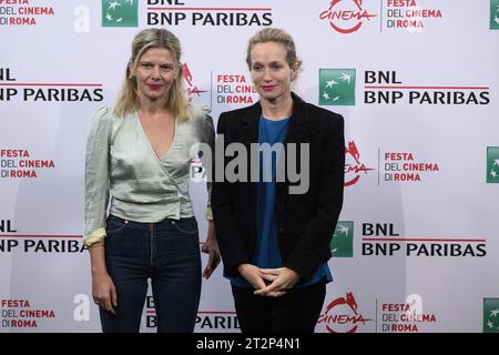 Rom, Italien. Oktober 2023. Svetlana Zill und Alexis Bloom nehmen an einem Fotocall für den Film â&#x80;&#x9c;Catching Fire: The Story of Anita Pallenbergâ&#x80;&#x9d; während der 18. Ausgabe des Filmfestivals in Rom, 20. Oktober 2023, Auditorium Parco della Musica, Rom, Italien Credit: Independent Photo Agency/Alamy Live News Teil Stockfoto