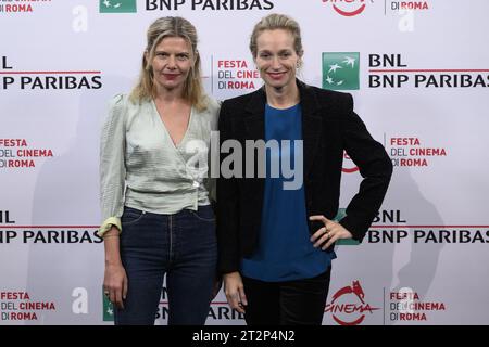 Rom, Italien. Oktober 2023. Svetlana Zill und Alexis Bloom nehmen an einem Fotocall für den Film â&#x80;&#x9c;Catching Fire: The Story of Anita Pallenbergâ&#x80;&#x9d; während der 18. Ausgabe des Filmfestivals in Rom, 20. Oktober 2023, Auditorium Parco della Musica, Rom, Italien Credit: Independent Photo Agency/Alamy Live News Teil Stockfoto