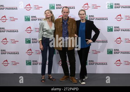 Rom, Italien. Oktober 2023. Svetlana Zill, Marlon Richards und Alexis Bloom nehmen an einem Fotocall für den Film â&#x80;&#x9c;Catching Fire: The Story of Anita Pallenbergâ&#x80;&#x9d; während der 18. Ausgabe des Rome Film Festivals, 20. Oktober 2023, Auditorium Parco della Musica, Rom, Italien Credit: Independent Photo Agency/Alamy Live News Teil Stockfoto