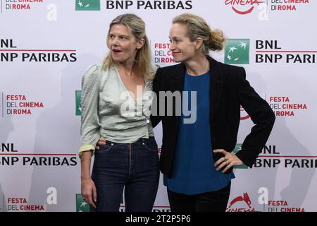 News - Rome Film Festival 18. Auflage - TAG 3 Svetlana Zill und Alexis Bloom nehmen an einem Fotocall zum Film Fire: die Geschichte von Anita Pallenberg während der 18. Auflage des Filmfestivals Rom, 20. Oktober 2023, Auditorium Parco della Musica, Rom, Italien Rom Auditorium Parco della Musica Italien Copyright: xDomenicoxCippitellix/xLiveMediax LPN 1094376 Credit: Imago/Alamy Live News Stockfoto