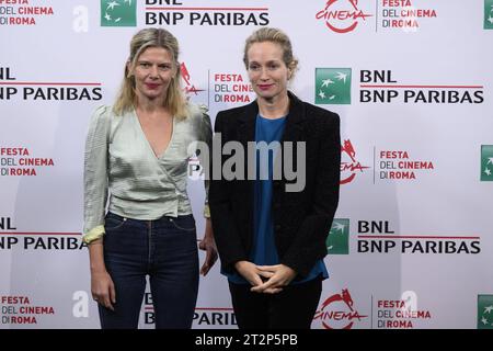 News - Rome Film Festival 18. Auflage - TAG 3 Svetlana Zill und Alexis Bloom nehmen an einem Fotocall zum Film Fire: die Geschichte von Anita Pallenberg während der 18. Auflage des Filmfestivals Rom, 20. Oktober 2023, Auditorium Parco della Musica, Rom, Italien Rom Auditorium Parco della Musica Italien Copyright: xDomenicoxCippitellix/xLiveMediax LPN 1094382 Credit: Imago/Alamy Live News Stockfoto