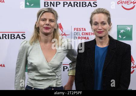 News - Rome Film Festival 18. Auflage - TAG 3 Svetlana Zill und Alexis Bloom nehmen an einem Fotocall zum Film Fire: die Geschichte von Anita Pallenberg während der 18. Auflage des Filmfestivals Rom, 20. Oktober 2023, Auditorium Parco della Musica, Rom, Italien Rom Auditorium Parco della Musica Italien Copyright: xDomenicoxCippitellix/xLiveMediax LPN 1094383 Credit: Imago/Alamy Live News Stockfoto