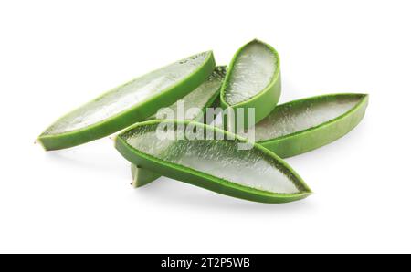 Frische Aloe Vera-Scheiben isoliert auf weiß Stockfoto