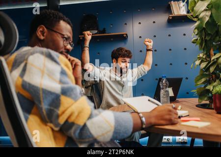 Selbstbewusste Fachleute arbeiten zusammen, sammeln Daten und lösen Probleme in einem vielfältigen, kooperativen Bereich. Stockfoto