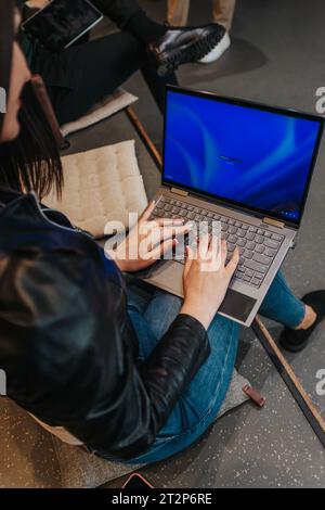 Geschäftsfrau, die auf dem Laptop arbeitet. Aufnahme über der Ansicht Stockfoto