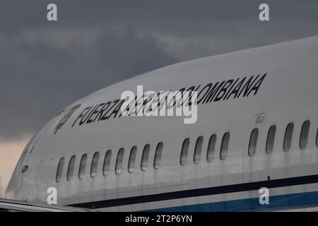 Bogota, Kolumbien. Oktober 2023. Eine boeing, die die Spuren der kolumbianischen Luftwaffe bei der Ankunft eines zweiten humanitären Fluges für Kolumbianer trägt, der von Telaviv, Israel, abflog und am 14. Oktober 2023 in Bogota, Kolumbien, landete. Foto: Cristian Bayona Credit: Long Visual Press/Alamy Live News Stockfoto