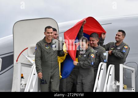 Bogota, Kolumbien. Oktober 2023. Kolumbianische Luftwaffenpiloten schwingen eine kolumbianische Flagge bei der Ankunft eines zweiten humanitären Fluges für Kolumbianer, der aus Telaviv, Israel, abflog und am 14. Oktober 2023 in Bogota, Kolumbien, landete. Foto: Cristian Bayona Credit: Long Visual Press/Alamy Live News Stockfoto