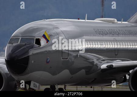 Bogota, Kolumbien. Oktober 2023. Ein kolumbianischer Luftwaffenpilot der boeing 737, der Kolumbianer aus Israel bringt, weht eine kolumbianische Flagge bei der Ankunft eines zweiten humanitären Fluges für Kolumbianer, der aus Telaviv, Israel, abflog und am 14. Oktober 2023 in Bogota, Kolumbien, landete. Foto: Cristian Bayona Credit: Long Visual Press/Alamy Live News Stockfoto