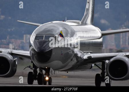 Bogota, Kolumbien. Oktober 2023. Ein kolumbianischer Luftwaffenpilot der boeing 737, der Kolumbianer aus Israel bringt, weht eine kolumbianische Flagge bei der Ankunft eines zweiten humanitären Fluges für Kolumbianer, der aus Telaviv, Israel, abflog und am 14. Oktober 2023 in Bogota, Kolumbien, landete. Foto: Cristian Bayona Credit: Long Visual Press/Alamy Live News Stockfoto