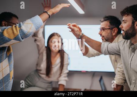 Geschäftsleute, die im Konferenzraum eines multinationalen Unternehmens an Architekturplänen arbeiten Stockfoto