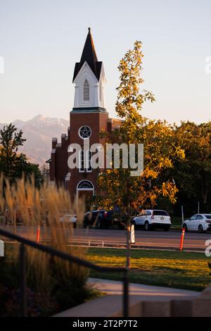 Weiße Gedenkkapelle bei Sonnenuntergang im Herbst, Salt Lake City, utah Stockfoto