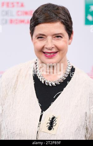 Rom, Italien. Oktober 2023. Isabella Rossellini nimmt an der Fotokonferenz zum „Isabella Rossellini Lifetime Achievement Award“ während des 18. Filmfestivals in Rom im Auditorium Parco Della Musica Teil. Quelle: SOPA Images Limited/Alamy Live News Stockfoto