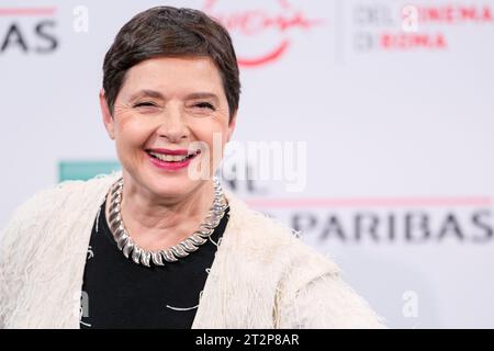 Rom, Italien. Oktober 2023. Isabella Rossellini nimmt an der Fotokonferenz zum „Isabella Rossellini Lifetime Achievement Award“ während des 18. Filmfestivals in Rom im Auditorium Parco Della Musica Teil. (Foto: Davide Di Lalla/SOPA Images/SIPA USA) Credit: SIPA USA/Alamy Live News Stockfoto