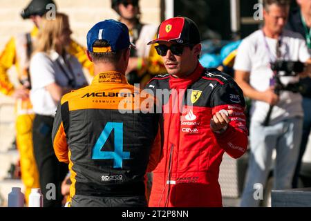 Austin, Usa. Oktober 2023. Der britische Formel-1-Pilot Lando Norris vom McLaren F1 Team spricht mit dem Formel-1-Fahrer Charles Leclerc von der Scuderia Ferrari, nachdem er sich am Freitag, den 20. Oktober 2023, auf dem Circuit of the Americas in Austin, Texas, für den Formel-1-Grand-Prix der USA qualifiziert hat. Foto: Greg Nash/UPI Credit: UPI/Alamy Live News Stockfoto