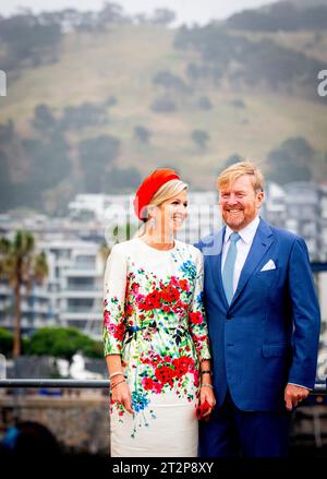 Kapstadt, Südafrika. Oktober 2023. KAPSTADT, SÜDAFRIKA - 20. OKTOBER: König Willem-Alexander von den Niederlanden und Königin Maxima von den Niederlanden posieren für die Medien an der Waterfront und besuchen die Sklavenloge, in der der Sicherheitsdienst am 20. Oktober 2023 den König und die Königin vor Demonstranten beschützte. Quelle: Patrick van Katwijk/dpa/Alamy Live News Stockfoto