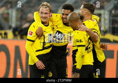 Dortmund, Deutschland. Oktober 2023. Julian Brandt (1. L) von Borussia Dortmund feiert beim ersten Bundesliga-Spiel zwischen Borussia Dortmund und dem SV Werder Bremen in Dortmund am 20. Oktober 2023. Quelle: Joachim Bywaletz/Xinhua/Alamy Live News Stockfoto