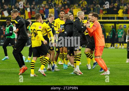 Dortmund, Deutschland. Oktober 2023. Die Spieler von Borussia Dortmund feiern nach dem ersten Bundesliga-Spiel zwischen Borussia Dortmund und dem SV Werder Bremen in Dortmund am 20. Oktober 2023. Quelle: Joachim Bywaletz/Xinhua/Alamy Live News Stockfoto