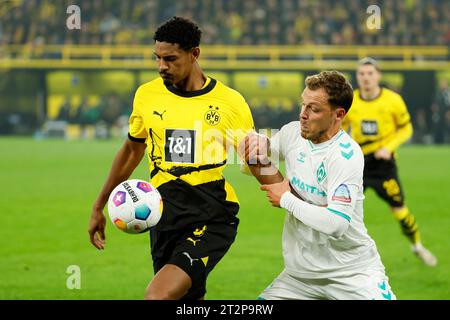 Dortmund, Deutschland. Oktober 2023. Sebastian Haller (L) von Borussia Dortmund streitet mit Senne Lynen vom SV Werder Bremen während des ersten Ligaspiels zwischen Borussia Dortmund und SV Werder Bremen am 20. Oktober 2023 in Dortmund. Quelle: Joachim Bywaletz/Xinhua/Alamy Live News Stockfoto