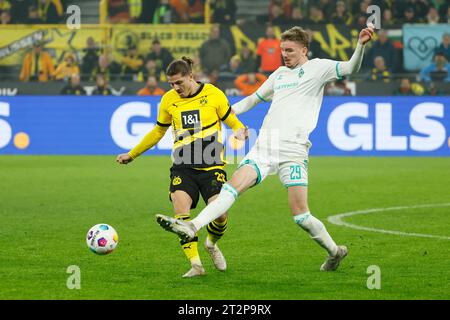 Dortmund, Deutschland. Oktober 2023. Marcel Sabitzer (L) von Borussia Dortmund streitet mit Nick Woltemade vom SV Werder Bremen während des ersten Ligaspiels zwischen Borussia Dortmund und SV Werder Bremen am 20. Oktober 2023 in Dortmund. Quelle: Joachim Bywaletz/Xinhua/Alamy Live News Stockfoto