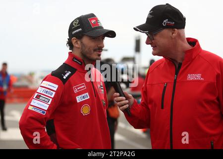 PHILLIP ISLAND, Australien. Oktober 2023. 2023 Guru by Gryfyn Australian Motorcycle Grand Prix - Francesco Bagnaia (Italien), der für Ducati Lenovo Rennen fährt, spricht mit den Fans auf dem Hero Walk auf dem Phillip Island Grand Prix Circuit am 21. Oktober 2023 in Phillip Island, Australien - Image Credit: brett keating/Alamy Live News Stockfoto