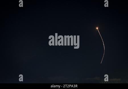 Netivot, Israel. Oktober 2023. Israels Raketenabwehrsystem Iron Dome fängt Raketen ab, die aus dem Gazastreifen aus Netivot, Südisrael, vom 20. Oktober 2023 aus gestartet wurden. Quelle: Chen Junqing/Xinhua/Alamy Live News Stockfoto