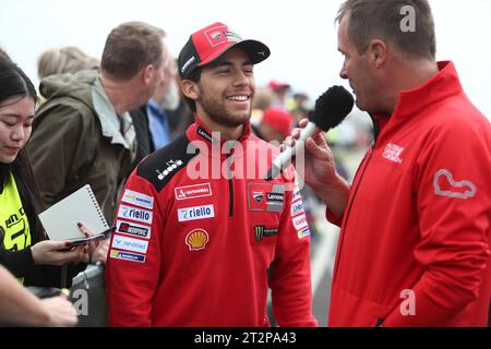 PHILLIP ISLAND, Australien. Oktober 2023. 2023 Guru by Gryfyn Australian Motorcycle Grand Prix - Enea Bastianini (Italien) Ducati Lenovo spricht mit den Fans auf dem Hero Walk auf dem Phillip Island Grand Prix Circuit am 21. Oktober 2023 in Phillip Island, Australien - Image Credit: brett keating/Alamy Live News Stockfoto