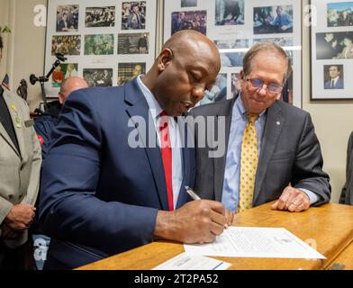 Concord, New Hampshire, USA, 20. Oktober 2023 republikanischer Präsidentschaftskandidat Tim Scott ( R-SC) er reichte seine Papiere ein, um bei der Wahl des Präsidenten von New Hampshire bei David Scanlon im Büro des NH Secretary of StateÕs im New Hampshire State House in Concord, New Hampshire, zu sein. (Rick Friedman) Guthaben: Rick Friedman/Alamy Live News Stockfoto