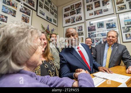 Concord, New Hampshire, USA, 20. Oktober 2023 republikanischer Präsidentschaftskandidat Tim Scott ( R-SC) er reichte seine Papiere ein, um bei der Wahl des Präsidenten von New Hampshire bei David Scanlon im Büro des NH Secretary of StateÕs im New Hampshire State House in Concord, New Hampshire, zu sein. (Rick Friedman) Guthaben: Rick Friedman/Alamy Live News Stockfoto