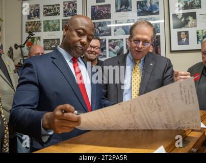 Concord, New Hampshire, USA, 20. Oktober 2023 republikanischer Präsidentschaftskandidat Tim Scott ( R-SC) er reichte seine Papiere ein, um bei der Wahl des Präsidenten von New Hampshire bei David Scanlon im Büro des NH Secretary of StateÕs im New Hampshire State House in Concord, New Hampshire, zu sein. (Rick Friedman) Guthaben: Rick Friedman/Alamy Live News Stockfoto