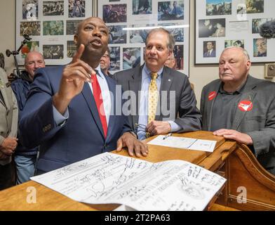 Concord, New Hampshire, USA, 20. Oktober 2023 republikanischer Präsidentschaftskandidat Tim Scott ( R-SC) er reichte seine Papiere ein, um bei der Wahl des Präsidenten von New Hampshire bei David Scanlon im Büro des NH Secretary of StateÕs im New Hampshire State House in Concord, New Hampshire, zu sein. (Rick Friedman) Guthaben: Rick Friedman/Alamy Live News Stockfoto