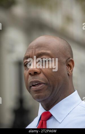 Concord, New Hampshire USA 20. Oktober 2023 der republikanische Präsidentschaftskandidat Tim Scott ( R-SC), nachdem er seine Papiere eingereicht hatte, um bei der Wahlurne für den republikanischen Präsidenten von New Hampshire im Büro des NH Secretary of StateÕs im New Hampshire State House in Concord, New Hampshire, zu sein. (Rick Friedman) Guthaben: Rick Friedman/Alamy Live News Stockfoto