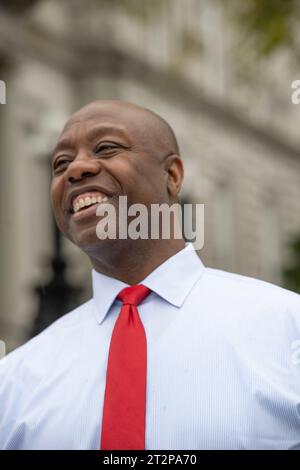 Concord, New Hampshire, USA, 20. Oktober 2023 republikanischer Präsidentschaftskandidat Tim Scott ( R-SC) er reichte seine Papiere ein, um bei der Wahl des Präsidenten von New Hampshire bei David Scanlon im Büro des NH Secretary of StateÕs im New Hampshire State House in Concord, New Hampshire, zu sein. (Rick Friedman) Guthaben: Rick Friedman/Alamy Live News Stockfoto