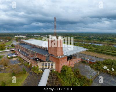 Aus der Vogelperspektive auf den alten verlassenen Atlantic City Race Course, offiziell Race Track an einem grau bewölkten Herbsttag. Stockfoto
