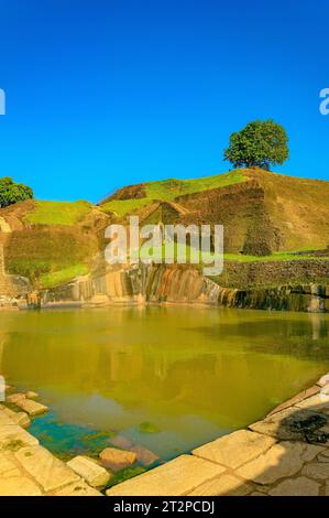 Pool mit matschigem Wasser auf Sigiriya, Ceylon, Sri Lanka Stockfoto