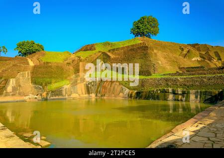 Pool mit matschigem Wasser auf Sigiriya, Ceylon, Sri Lanka Stockfoto