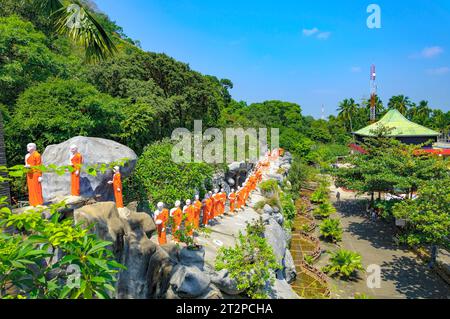 Statuen von Mönchen, die in der Schlange stehen, um den Buddha anzubeten. Der Goldene Tempel von Dambulla, Sri Lanka (Ceylon) Stockfoto