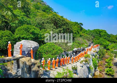 Statuen von Mönchen, die in der Schlange stehen, um den Buddha anzubeten. Der Goldene Tempel von Dambulla, Sri Lanka (Ceylon) Stockfoto